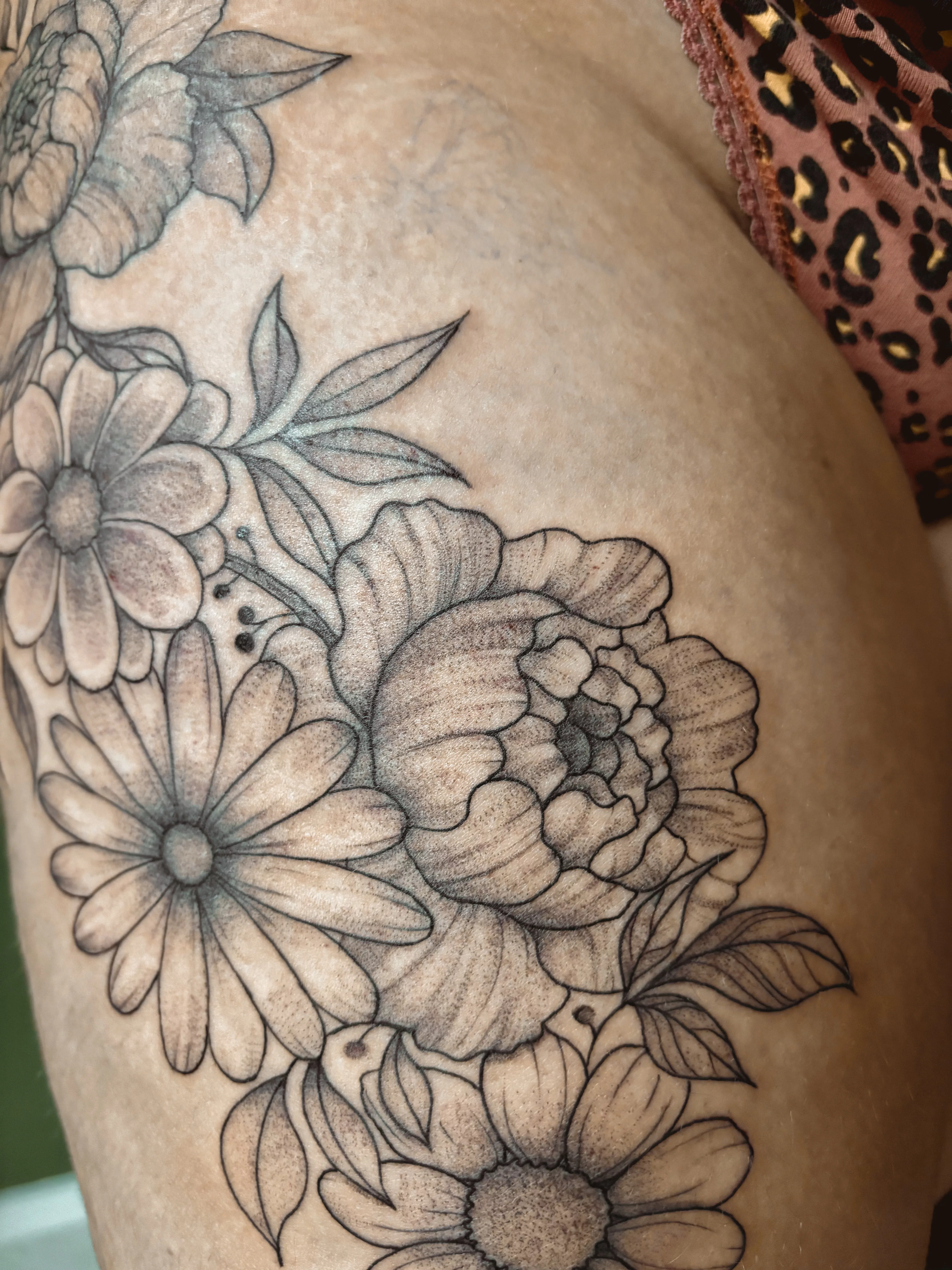 Tatouage floral – L'art botanique sur la peau - Studio Pixel, image size:4284x5712