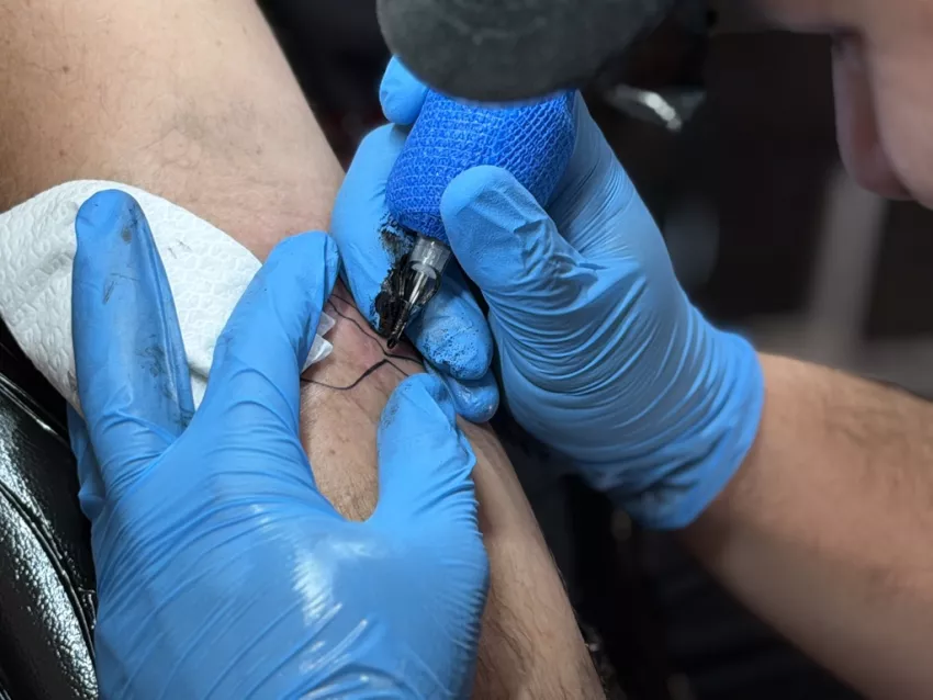 Matériel de tatouage sur le bureau du studio