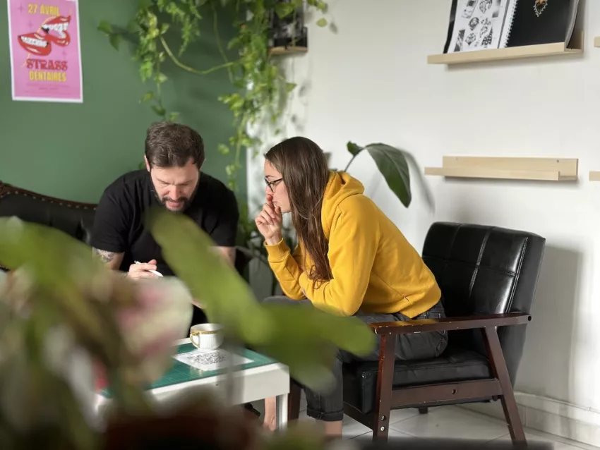 Coin du studio avec plantes et lumière du matin